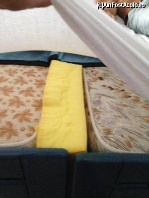 [P01] buna, asa arata un pat dublu la acest hotel LOUTANIS. NU VA RECOMAND sa va cazati aici sub nici o forma. Cele mai proaste conditii, avand in vedere ca au 3 stele. Acest hotel nu merita mai mult de o stea.  » foto by galiopeea
 - 
<span class="allrVoted glyphicon glyphicon-heart hidden" id="av652087"></span>
<a class="m-l-10 hidden" id="sv652087" onclick="voting_Foto_DelVot(,652087,13889)" role="button">șterge vot <span class="glyphicon glyphicon-remove"></span></a>
<a id="v9652087" class=" c-red"  onclick="voting_Foto_SetVot(652087)" role="button"><span class="glyphicon glyphicon-heart-empty"></span> <b>LIKE</b> = Votează poza</a> <img class="hidden"  id="f652087W9" src="/imagini/loader.gif" border="0" /><span class="AjErrMes hidden" id="e652087ErM"></span>