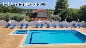 [P05] Piscina de la Vila Alissia, Koukounaries » foto by vlado2
 - 
<span class="allrVoted glyphicon glyphicon-heart hidden" id="av1518229"></span>
<a class="m-l-10 hidden" id="sv1518229" onclick="voting_Foto_DelVot(,1518229,13896)" role="button">șterge vot <span class="glyphicon glyphicon-remove"></span></a>
<a id="v91518229" class=" c-red"  onclick="voting_Foto_SetVot(1518229)" role="button"><span class="glyphicon glyphicon-heart-empty"></span> <b>LIKE</b> = Votează poza</a> <img class="hidden"  id="f1518229W9" src="/imagini/loader.gif" border="0" /><span class="AjErrMes hidden" id="e1518229ErM"></span>