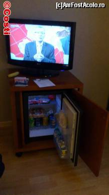 [P11] În măsuţa televizorului se află şi minibarul bine garnisit cu diverse produse.  » foto by Costi
 - 
<span class="allrVoted glyphicon glyphicon-heart hidden" id="av412011"></span>
<a class="m-l-10 hidden" id="sv412011" onclick="voting_Foto_DelVot(,412011,13929)" role="button">șterge vot <span class="glyphicon glyphicon-remove"></span></a>
<a id="v9412011" class=" c-red"  onclick="voting_Foto_SetVot(412011)" role="button"><span class="glyphicon glyphicon-heart-empty"></span> <b>LIKE</b> = Votează poza</a> <img class="hidden"  id="f412011W9" src="/imagini/loader.gif" border="0" /><span class="AjErrMes hidden" id="e412011ErM"></span>