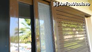 [P09] uşa din geam, cea cu plasă de ţânţari şi oblonul, toate glisante. mi-aş dori şi eu aşa ceva la casă...  » foto by muc_cel_mic
 - 
<span class="allrVoted glyphicon glyphicon-heart hidden" id="av448824"></span>
<a class="m-l-10 hidden" id="sv448824" onclick="voting_Foto_DelVot(,448824,13938)" role="button">șterge vot <span class="glyphicon glyphicon-remove"></span></a>
<a id="v9448824" class=" c-red"  onclick="voting_Foto_SetVot(448824)" role="button"><span class="glyphicon glyphicon-heart-empty"></span> <b>LIKE</b> = Votează poza</a> <img class="hidden"  id="f448824W9" src="/imagini/loader.gif" border="0" /><span class="AjErrMes hidden" id="e448824ErM"></span>
