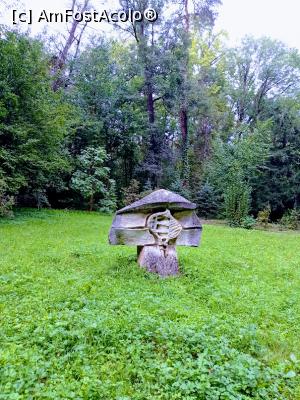 [P21] Într-o poieniță, o sculptură în lemn. » foto by Rodel
 - 
<span class="allrVoted glyphicon glyphicon-heart hidden" id="av1343228"></span>
<a class="m-l-10 hidden" id="sv1343228" onclick="voting_Foto_DelVot(,1343228,13964)" role="button">șterge vot <span class="glyphicon glyphicon-remove"></span></a>
<a id="v91343228" class=" c-red"  onclick="voting_Foto_SetVot(1343228)" role="button"><span class="glyphicon glyphicon-heart-empty"></span> <b>LIKE</b> = Votează poza</a> <img class="hidden"  id="f1343228W9" src="/imagini/loader.gif" border="0" /><span class="AjErrMes hidden" id="e1343228ErM"></span>