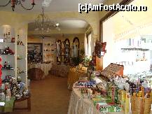 [P16] Am intrat intr-un magazin cu produse naturale-ce de tentatii, madame, dar te asteapta papusa de la Pena -mai tarziu » foto by mireille
 - 
<span class="allrVoted glyphicon glyphicon-heart hidden" id="av414081"></span>
<a class="m-l-10 hidden" id="sv414081" onclick="voting_Foto_DelVot(,414081,13982)" role="button">șterge vot <span class="glyphicon glyphicon-remove"></span></a>
<a id="v9414081" class=" c-red"  onclick="voting_Foto_SetVot(414081)" role="button"><span class="glyphicon glyphicon-heart-empty"></span> <b>LIKE</b> = Votează poza</a> <img class="hidden"  id="f414081W9" src="/imagini/loader.gif" border="0" /><span class="AjErrMes hidden" id="e414081ErM"></span>
