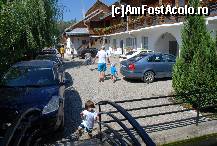[P02] In fata se pot parca 7-8 masini. Scara de acces la camere este putin abrupta.  » foto by aad
 - 
<span class="allrVoted glyphicon glyphicon-heart hidden" id="av460446"></span>
<a class="m-l-10 hidden" id="sv460446" onclick="voting_Foto_DelVot(,460446,14034)" role="button">șterge vot <span class="glyphicon glyphicon-remove"></span></a>
<a id="v9460446" class=" c-red"  onclick="voting_Foto_SetVot(460446)" role="button"><span class="glyphicon glyphicon-heart-empty"></span> <b>LIKE</b> = Votează poza</a> <img class="hidden"  id="f460446W9" src="/imagini/loader.gif" border="0" /><span class="AjErrMes hidden" id="e460446ErM"></span>
