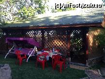 [P06] bucataria acoperita plus un loc de stat afara in curtea proprietarilor. 
pensiunea este mai jos, terenul este in panta, fiind complet izolata.  » foto by nila moromete
 - 
<span class="allrVoted glyphicon glyphicon-heart hidden" id="av416992"></span>
<a class="m-l-10 hidden" id="sv416992" onclick="voting_Foto_DelVot(,416992,14072)" role="button">șterge vot <span class="glyphicon glyphicon-remove"></span></a>
<a id="v9416992" class=" c-red"  onclick="voting_Foto_SetVot(416992)" role="button"><span class="glyphicon glyphicon-heart-empty"></span> <b>LIKE</b> = Votează poza</a> <img class="hidden"  id="f416992W9" src="/imagini/loader.gif" border="0" /><span class="AjErrMes hidden" id="e416992ErM"></span>
