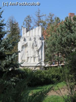 [P06] Monumentul cu trei fațete: „Palia” (Nicolae Adam, 1974) - Orăștie.  » foto by tata123 🔱
 - 
<span class="allrVoted glyphicon glyphicon-heart hidden" id="av741798"></span>
<a class="m-l-10 hidden" id="sv741798" onclick="voting_Foto_DelVot(,741798,14143)" role="button">șterge vot <span class="glyphicon glyphicon-remove"></span></a>
<a id="v9741798" class=" c-red"  onclick="voting_Foto_SetVot(741798)" role="button"><span class="glyphicon glyphicon-heart-empty"></span> <b>LIKE</b> = Votează poza</a> <img class="hidden"  id="f741798W9" src="/imagini/loader.gif" border="0" /><span class="AjErrMes hidden" id="e741798ErM"></span>