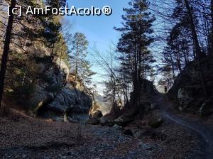 [P11] Zona cascadei era în fața noastră. Poteca din dreapta coboară spre satele Goidești și Brătilești.  » foto by Floryn81
 - 
<span class="allrVoted glyphicon glyphicon-heart hidden" id="av1150868"></span>
<a class="m-l-10 hidden" id="sv1150868" onclick="voting_Foto_DelVot(,1150868,14170)" role="button">șterge vot <span class="glyphicon glyphicon-remove"></span></a>
<a id="v91150868" class=" c-red"  onclick="voting_Foto_SetVot(1150868)" role="button"><span class="glyphicon glyphicon-heart-empty"></span> <b>LIKE</b> = Votează poza</a> <img class="hidden"  id="f1150868W9" src="/imagini/loader.gif" border="0" /><span class="AjErrMes hidden" id="e1150868ErM"></span>