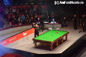 [P04] Stuart Bingham, campionul mondial în exercițiu, iar în plan secund trofeul mondial.  » foto by ariciu*
 - 
<span class="allrVoted glyphicon glyphicon-heart hidden" id="av693452"></span>
<a class="m-l-10 hidden" id="sv693452" onclick="voting_Foto_DelVot(,693452,14175)" role="button">șterge vot <span class="glyphicon glyphicon-remove"></span></a>
<a id="v9693452" class=" c-red"  onclick="voting_Foto_SetVot(693452)" role="button"><span class="glyphicon glyphicon-heart-empty"></span> <b>LIKE</b> = Votează poza</a> <img class="hidden"  id="f693452W9" src="/imagini/loader.gif" border="0" /><span class="AjErrMes hidden" id="e693452ErM"></span>