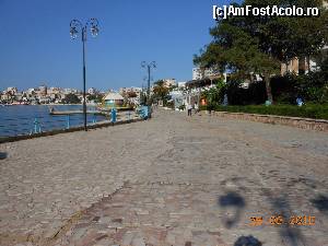 [P23] Sarandë - Pe faleză.  » foto by iulianic
 - 
<span class="allrVoted glyphicon glyphicon-heart hidden" id="av687801"></span>
<a class="m-l-10 hidden" id="sv687801" onclick="voting_Foto_DelVot(,687801,14195)" role="button">șterge vot <span class="glyphicon glyphicon-remove"></span></a>
<a id="v9687801" class=" c-red"  onclick="voting_Foto_SetVot(687801)" role="button"><span class="glyphicon glyphicon-heart-empty"></span> <b>LIKE</b> = Votează poza</a> <img class="hidden"  id="f687801W9" src="/imagini/loader.gif" border="0" /><span class="AjErrMes hidden" id="e687801ErM"></span>