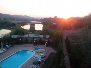 [P01] Vedere de la mansarda... piscina, raul Buzau... si apusul de soare » foto by dawnsash
 - 
<span class="allrVoted glyphicon glyphicon-heart hidden" id="av706223"></span>
<a class="m-l-10 hidden" id="sv706223" onclick="voting_Foto_DelVot(,706223,14219)" role="button">șterge vot <span class="glyphicon glyphicon-remove"></span></a>
<a id="v9706223" class=" c-red"  onclick="voting_Foto_SetVot(706223)" role="button"><span class="glyphicon glyphicon-heart-empty"></span> <b>LIKE</b> = Votează poza</a> <img class="hidden"  id="f706223W9" src="/imagini/loader.gif" border="0" /><span class="AjErrMes hidden" id="e706223ErM"></span>