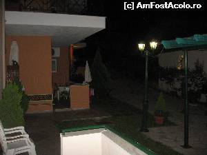 [P03] curtea vilei vazuta din balcon - am fost cazati la parter » foto by laura_m
 - 
<span class="allrVoted glyphicon glyphicon-heart hidden" id="av528370"></span>
<a class="m-l-10 hidden" id="sv528370" onclick="voting_Foto_DelVot(,528370,14257)" role="button">șterge vot <span class="glyphicon glyphicon-remove"></span></a>
<a id="v9528370" class=" c-red"  onclick="voting_Foto_SetVot(528370)" role="button"><span class="glyphicon glyphicon-heart-empty"></span> <b>LIKE</b> = Votează poza</a> <img class="hidden"  id="f528370W9" src="/imagini/loader.gif" border="0" /><span class="AjErrMes hidden" id="e528370ErM"></span>