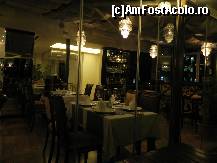 [P28] Salonul interior al restaurantului fotografiat de pe terasă. După cum se vede, eram singuri la acea oră.  » foto by abancor
 - 
<span class="allrVoted glyphicon glyphicon-heart hidden" id="av430685"></span>
<a class="m-l-10 hidden" id="sv430685" onclick="voting_Foto_DelVot(,430685,14373)" role="button">șterge vot <span class="glyphicon glyphicon-remove"></span></a>
<a id="v9430685" class=" c-red"  onclick="voting_Foto_SetVot(430685)" role="button"><span class="glyphicon glyphicon-heart-empty"></span> <b>LIKE</b> = Votează poza</a> <img class="hidden"  id="f430685W9" src="/imagini/loader.gif" border="0" /><span class="AjErrMes hidden" id="e430685ErM"></span>
