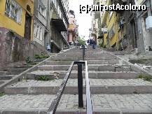 [P30] Aşa debuta drumul spre Marele Bazar. Imediat lîngă hotel începea urcuşul spre strada centrală, cea cu linia de tramvai. Culmea e că copiii din cartier reuşeau să se joace pe aici inclusiv cu o minge.  » foto by abancor
 - 
<span class="allrVoted glyphicon glyphicon-heart hidden" id="av430688"></span>
<a class="m-l-10 hidden" id="sv430688" onclick="voting_Foto_DelVot(,430688,14373)" role="button">șterge vot <span class="glyphicon glyphicon-remove"></span></a>
<a id="v9430688" class=" c-red"  onclick="voting_Foto_SetVot(430688)" role="button"><span class="glyphicon glyphicon-heart-empty"></span> <b>LIKE</b> = Votează poza</a> <img class="hidden"  id="f430688W9" src="/imagini/loader.gif" border="0" /><span class="AjErrMes hidden" id="e430688ErM"></span>