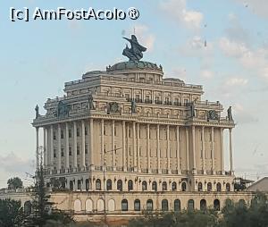 [P01] Pe traseul nostru spre Tirana, in Kashar am vazut o cladire impresionanta, care s-a dovedit a fi un ultra-luxos hotel cu un cazinou, puternic decorat cu influente neoclasice si baroce europene, care nu functioneaza ca un hotel standard care poate fi rezervat. Desi cladirea Amadeus Palace este monumentala, se pare ca acesta nu a gazduit vreodata oaspeti, iar variantele de raspuns la intrebarea ,,De ce?' sunt numeroase. Pentru a pastra atmosfera enigmatica, unii spun ca intentia nu a fost niciodata de a-l deschide publicului, ci ar fi avut alte scopuri nedezvaluite. Altii spun ca la mijloc ar fi probleme legale, care au oprit autorizatiile pentru functionarea acestuia, iar altii considera ca nu exista piata viabila pentru ceva atat de luxos. » foto by geani anto
 - 
<span class="allrVoted glyphicon glyphicon-heart hidden" id="av1531349"></span>
<a class="m-l-10 hidden" id="sv1531349" onclick="voting_Foto_DelVot(,1531349,14472)" role="button">șterge vot <span class="glyphicon glyphicon-remove"></span></a>
<a id="v91531349" class=" c-red"  onclick="voting_Foto_SetVot(1531349)" role="button"><span class="glyphicon glyphicon-heart-empty"></span> <b>LIKE</b> = Votează poza</a> <img class="hidden"  id="f1531349W9" src="/imagini/loader.gif" border="0" /><span class="AjErrMes hidden" id="e1531349ErM"></span>