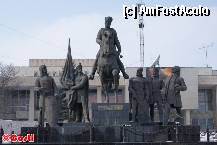 [P16] Complexul statuar din piaţa Mihai Viteazul, a cărui renovare este aproape terminată. Deja, printre plăcile de granit s-a scurs liantul. » foto by Costi
 - 
<span class="allrVoted glyphicon glyphicon-heart hidden" id="av308509"></span>
<a class="m-l-10 hidden" id="sv308509" onclick="voting_Foto_DelVot(,308509,14513)" role="button">șterge vot <span class="glyphicon glyphicon-remove"></span></a>
<a id="v9308509" class=" c-red"  onclick="voting_Foto_SetVot(308509)" role="button"><span class="glyphicon glyphicon-heart-empty"></span> <b>LIKE</b> = Votează poza</a> <img class="hidden"  id="f308509W9" src="/imagini/loader.gif" border="0" /><span class="AjErrMes hidden" id="e308509ErM"></span>