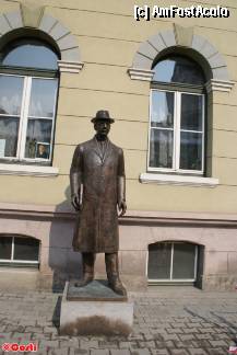[P02] Statuia istoricului Csutak Vilmos, din dreptul Colegiului Székely Mikó, pe strada Gróf Mikó Imre » foto by Costi
 - 
<span class="allrVoted glyphicon glyphicon-heart hidden" id="av308495"></span>
<a class="m-l-10 hidden" id="sv308495" onclick="voting_Foto_DelVot(,308495,14513)" role="button">șterge vot <span class="glyphicon glyphicon-remove"></span></a>
<a id="v9308495" class=" c-red"  onclick="voting_Foto_SetVot(308495)" role="button"><span class="glyphicon glyphicon-heart-empty"></span> <b>LIKE</b> = Votează poza</a> <img class="hidden"  id="f308495W9" src="/imagini/loader.gif" border="0" /><span class="AjErrMes hidden" id="e308495ErM"></span>