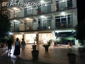 [P08] Intrare in hotel seara » foto by adriand2000
 - 
<span class="allrVoted glyphicon glyphicon-heart hidden" id="av765401"></span>
<a class="m-l-10 hidden" id="sv765401" onclick="voting_Foto_DelVot(,765401,14587)" role="button">șterge vot <span class="glyphicon glyphicon-remove"></span></a>
<a id="v9765401" class=" c-red"  onclick="voting_Foto_SetVot(765401)" role="button"><span class="glyphicon glyphicon-heart-empty"></span> <b>LIKE</b> = Votează poza</a> <img class="hidden"  id="f765401W9" src="/imagini/loader.gif" border="0" /><span class="AjErrMes hidden" id="e765401ErM"></span>