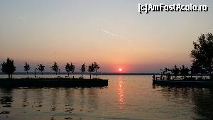 [P37] Hotel Voila, Mamaia - pe malul lacului admirând apusul soarelui » foto by nicole33
 - 
<span class="allrVoted glyphicon glyphicon-heart hidden" id="av668023"></span>
<a class="m-l-10 hidden" id="sv668023" onclick="voting_Foto_DelVot(,668023,14599)" role="button">șterge vot <span class="glyphicon glyphicon-remove"></span></a>
<a id="v9668023" class=" c-red"  onclick="voting_Foto_SetVot(668023)" role="button"><span class="glyphicon glyphicon-heart-empty"></span> <b>LIKE</b> = Votează poza</a> <img class="hidden"  id="f668023W9" src="/imagini/loader.gif" border="0" /><span class="AjErrMes hidden" id="e668023ErM"></span>