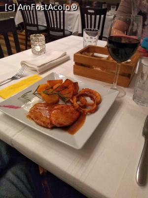 [P05] Restaurantul Grozd (Strugurele) - friptura mea cu cartofi la cuptor și rondele de ceapă, alături de vinul roșu » foto by Dragoș_MD
 - 
<span class="allrVoted glyphicon glyphicon-heart hidden" id="av1141954"></span>
<a class="m-l-10 hidden" id="sv1141954" onclick="voting_Foto_DelVot(,1141954,14602)" role="button">șterge vot <span class="glyphicon glyphicon-remove"></span></a>
<a id="v91141954" class=" c-red"  onclick="voting_Foto_SetVot(1141954)" role="button"><span class="glyphicon glyphicon-heart-empty"></span> <b>LIKE</b> = Votează poza</a> <img class="hidden"  id="f1141954W9" src="/imagini/loader.gif" border="0" /><span class="AjErrMes hidden" id="e1141954ErM"></span>