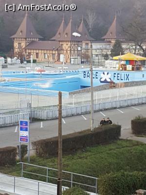 [P02] Tot din balconul pensiunii cladirile strandului. Vedeti si parcarea in spic.  » foto by iulian68
 - 
<span class="allrVoted glyphicon glyphicon-heart hidden" id="av961967"></span>
<a class="m-l-10 hidden" id="sv961967" onclick="voting_Foto_DelVot(,961967,14626)" role="button">șterge vot <span class="glyphicon glyphicon-remove"></span></a>
<a id="v9961967" class=" c-red"  onclick="voting_Foto_SetVot(961967)" role="button"><span class="glyphicon glyphicon-heart-empty"></span> <b>LIKE</b> = Votează poza</a> <img class="hidden"  id="f961967W9" src="/imagini/loader.gif" border="0" /><span class="AjErrMes hidden" id="e961967ErM"></span>