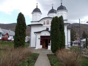 [P02] Biserica și paznicul de la intrare, pe prag » foto by laurand <span class="label label-default labelC_thin small">NEVOTABILĂ</span>