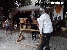 [P04] turistii se distreaza mimand ca sunt decapitati de carte calaul cetatii. » foto by Freak*
 - 
<span class="allrVoted glyphicon glyphicon-heart hidden" id="av295883"></span>
<a class="m-l-10 hidden" id="sv295883" onclick="voting_Foto_DelVot(,295883,14670)" role="button">șterge vot <span class="glyphicon glyphicon-remove"></span></a>
<a id="v9295883" class=" c-red"  onclick="voting_Foto_SetVot(295883)" role="button"><span class="glyphicon glyphicon-heart-empty"></span> <b>LIKE</b> = Votează poza</a> <img class="hidden"  id="f295883W9" src="/imagini/loader.gif" border="0" /><span class="AjErrMes hidden" id="e295883ErM"></span>