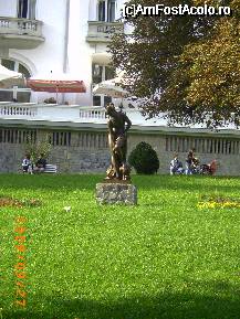 [P12] O statuie eleganta in Parcul Ghica » foto by krondia*
 - 
<span class="allrVoted glyphicon glyphicon-heart hidden" id="av55142"></span>
<a class="m-l-10 hidden" id="sv55142" onclick="voting_Foto_DelVot(,55142,14695)" role="button">șterge vot <span class="glyphicon glyphicon-remove"></span></a>
<a id="v955142" class=" c-red"  onclick="voting_Foto_SetVot(55142)" role="button"><span class="glyphicon glyphicon-heart-empty"></span> <b>LIKE</b> = Votează poza</a> <img class="hidden"  id="f55142W9" src="/imagini/loader.gif" border="0" /><span class="AjErrMes hidden" id="e55142ErM"></span>