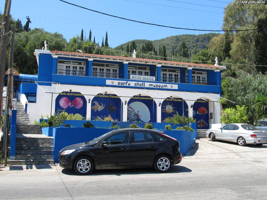 [P01] Muzeul scoicilor din Benitses- cladirea vopsita in albastru si alb, cu scoici pictate » foto by luciaoradea
 - 
<span class="allrVoted glyphicon glyphicon-heart hidden" id="av532881"></span>
<a class="m-l-10 hidden" id="sv532881" onclick="voting_Foto_DelVot(,532881,14751)" role="button">șterge vot <span class="glyphicon glyphicon-remove"></span></a>
<a id="v9532881" class=" c-red"  onclick="voting_Foto_SetVot(532881)" role="button"><span class="glyphicon glyphicon-heart-empty"></span> <b>LIKE</b> = Votează poza</a> <img class="hidden"  id="f532881W9" src="/imagini/loader.gif" border="0" /><span class="AjErrMes hidden" id="e532881ErM"></span>