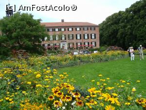[P02] Castelul Eutin a avut epoca lui de glorie in secolele 18 si 19 sub domnia ducelui Christian August, bunicul Ecaterinei cea Mare a Rusiei.  » foto by mireille
 - 
<span class="allrVoted glyphicon glyphicon-heart hidden" id="av854708"></span>
<a class="m-l-10 hidden" id="sv854708" onclick="voting_Foto_DelVot(,854708,14776)" role="button">șterge vot <span class="glyphicon glyphicon-remove"></span></a>
<a id="v9854708" class=" c-red"  onclick="voting_Foto_SetVot(854708)" role="button"><span class="glyphicon glyphicon-heart-empty"></span> <b>LIKE</b> = Votează poza</a> <img class="hidden"  id="f854708W9" src="/imagini/loader.gif" border="0" /><span class="AjErrMes hidden" id="e854708ErM"></span>