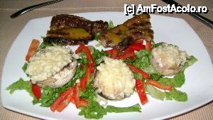 [P35] piept de porc la gratar cu mustar si miere... si ciuperci umplute cu garnitura de ardei si salata » foto by christina_2013
 - 
<span class="allrVoted glyphicon glyphicon-heart hidden" id="av446538"></span>
<a class="m-l-10 hidden" id="sv446538" onclick="voting_Foto_DelVot(,446538,14795)" role="button">șterge vot <span class="glyphicon glyphicon-remove"></span></a>
<a id="v9446538" class=" c-red"  onclick="voting_Foto_SetVot(446538)" role="button"><span class="glyphicon glyphicon-heart-empty"></span> <b>LIKE</b> = Votează poza</a> <img class="hidden"  id="f446538W9" src="/imagini/loader.gif" border="0" /><span class="AjErrMes hidden" id="e446538ErM"></span>