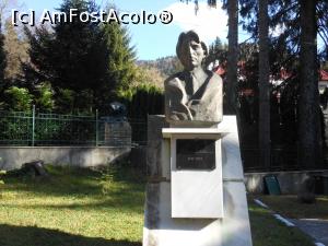 [P04] Sinaia - Vila Luminiș, Casa Memorială 'George Enescu'. Bustul maestrului.  » foto by iulianic
 - 
<span class="allrVoted glyphicon glyphicon-heart hidden" id="av1035502"></span>
<a class="m-l-10 hidden" id="sv1035502" onclick="voting_Foto_DelVot(,1035502,14875)" role="button">șterge vot <span class="glyphicon glyphicon-remove"></span></a>
<a id="v91035502" class=" c-red"  onclick="voting_Foto_SetVot(1035502)" role="button"><span class="glyphicon glyphicon-heart-empty"></span> <b>LIKE</b> = Votează poza</a> <img class="hidden"  id="f1035502W9" src="/imagini/loader.gif" border="0" /><span class="AjErrMes hidden" id="e1035502ErM"></span>