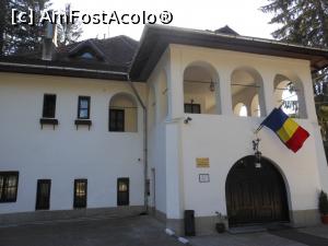 [P05] Sinaia - Vila Luminiș, Casa Memorială 'George Enescu'. Intrarea.  » foto by iulianic
 - 
<span class="allrVoted glyphicon glyphicon-heart hidden" id="av1035503"></span>
<a class="m-l-10 hidden" id="sv1035503" onclick="voting_Foto_DelVot(,1035503,14875)" role="button">șterge vot <span class="glyphicon glyphicon-remove"></span></a>
<a id="v91035503" class=" c-red"  onclick="voting_Foto_SetVot(1035503)" role="button"><span class="glyphicon glyphicon-heart-empty"></span> <b>LIKE</b> = Votează poza</a> <img class="hidden"  id="f1035503W9" src="/imagini/loader.gif" border="0" /><span class="AjErrMes hidden" id="e1035503ErM"></span>