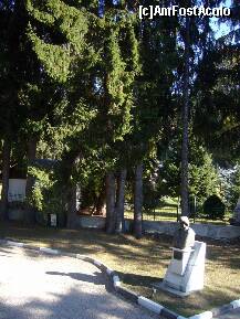 [P13] Vila Luminiş – Casa Memorială George Enescu, vedere de pe terasa, spre curte » foto by magdalena
 - 
<span class="allrVoted glyphicon glyphicon-heart hidden" id="av277141"></span>
<a class="m-l-10 hidden" id="sv277141" onclick="voting_Foto_DelVot(,277141,14875)" role="button">șterge vot <span class="glyphicon glyphicon-remove"></span></a>
<a id="v9277141" class=" c-red"  onclick="voting_Foto_SetVot(277141)" role="button"><span class="glyphicon glyphicon-heart-empty"></span> <b>LIKE</b> = Votează poza</a> <img class="hidden"  id="f277141W9" src="/imagini/loader.gif" border="0" /><span class="AjErrMes hidden" id="e277141ErM"></span>