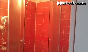 [P14] Cabina de duș în baia pensiunii The Only One Suites din orașul Niș, Serbia.  » foto by traian.leuca †
 - 
<span class="allrVoted glyphicon glyphicon-heart hidden" id="av629115"></span>
<a class="m-l-10 hidden" id="sv629115" onclick="voting_Foto_DelVot(,629115,14889)" role="button">șterge vot <span class="glyphicon glyphicon-remove"></span></a>
<a id="v9629115" class=" c-red"  onclick="voting_Foto_SetVot(629115)" role="button"><span class="glyphicon glyphicon-heart-empty"></span> <b>LIKE</b> = Votează poza</a> <img class="hidden"  id="f629115W9" src="/imagini/loader.gif" border="0" /><span class="AjErrMes hidden" id="e629115ErM"></span>