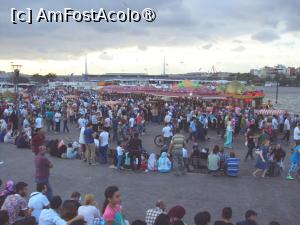 [P02] Piața Eminonu - un furnicar de oameni și ambarcațiuni » foto by Carmen Ion
 - 
<span class="allrVoted glyphicon glyphicon-heart hidden" id="av1509333"></span>
<a class="m-l-10 hidden" id="sv1509333" onclick="voting_Foto_DelVot(,1509333,14995)" role="button">șterge vot <span class="glyphicon glyphicon-remove"></span></a>
<a id="v91509333" class=" c-red"  onclick="voting_Foto_SetVot(1509333)" role="button"><span class="glyphicon glyphicon-heart-empty"></span> <b>LIKE</b> = Votează poza</a> <img class="hidden"  id="f1509333W9" src="/imagini/loader.gif" border="0" /><span class="AjErrMes hidden" id="e1509333ErM"></span>