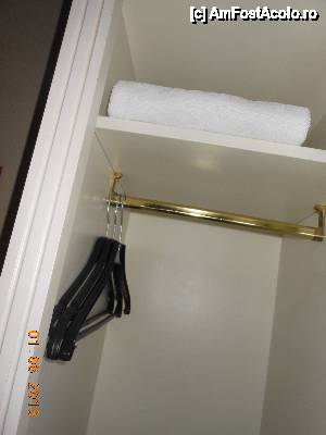 [P09] Hotel Danmark - Copenhaga. În dulap, umeraşe şi un prosop la care am atentat.  » foto by iulianic
 - 
<span class="allrVoted glyphicon glyphicon-heart hidden" id="av454556"></span>
<a class="m-l-10 hidden" id="sv454556" onclick="voting_Foto_DelVot(,454556,15039)" role="button">șterge vot <span class="glyphicon glyphicon-remove"></span></a>
<a id="v9454556" class=" c-red"  onclick="voting_Foto_SetVot(454556)" role="button"><span class="glyphicon glyphicon-heart-empty"></span> <b>LIKE</b> = Votează poza</a> <img class="hidden"  id="f454556W9" src="/imagini/loader.gif" border="0" /><span class="AjErrMes hidden" id="e454556ErM"></span>
