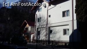 [P06] Apartamentul se afla separat in corpul mic, deasupra garajului, calitativ corpul mare e mai ok (mai nou).  » foto by raducondurache
 - 
<span class="allrVoted glyphicon glyphicon-heart hidden" id="av835289"></span>
<a class="m-l-10 hidden" id="sv835289" onclick="voting_Foto_DelVot(,835289,15087)" role="button">șterge vot <span class="glyphicon glyphicon-remove"></span></a>
<a id="v9835289" class=" c-red"  onclick="voting_Foto_SetVot(835289)" role="button"><span class="glyphicon glyphicon-heart-empty"></span> <b>LIKE</b> = Votează poza</a> <img class="hidden"  id="f835289W9" src="/imagini/loader.gif" border="0" /><span class="AjErrMes hidden" id="e835289ErM"></span>