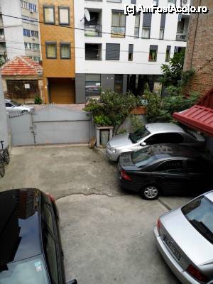[P11] Vedere de la balconașul aferent camerei. Dacă-mi spuneți cum a reușit soțul să introducă mașina (cea din plan îndepărtat) acolo... ofer premiu!  » foto by ariciu*
 - 
<span class="allrVoted glyphicon glyphicon-heart hidden" id="av481245"></span>
<a class="m-l-10 hidden" id="sv481245" onclick="voting_Foto_DelVot(,481245,15135)" role="button">șterge vot <span class="glyphicon glyphicon-remove"></span></a>
<a id="v9481245" class=" c-red"  onclick="voting_Foto_SetVot(481245)" role="button"><span class="glyphicon glyphicon-heart-empty"></span> <b>LIKE</b> = Votează poza</a> <img class="hidden"  id="f481245W9" src="/imagini/loader.gif" border="0" /><span class="AjErrMes hidden" id="e481245ErM"></span>