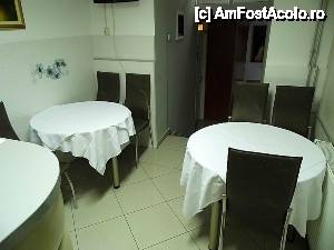 [P18] Tot spațiul de breakfast. În stânga se poate vedea ușa camerei noastre. Fix în fața acesteia... se mai afla o masă la care au stat macaronarii.  » foto by ariciu*
 - 
<span class="allrVoted glyphicon glyphicon-heart hidden" id="av481252"></span>
<a class="m-l-10 hidden" id="sv481252" onclick="voting_Foto_DelVot(,481252,15135)" role="button">șterge vot <span class="glyphicon glyphicon-remove"></span></a>
<a id="v9481252" class=" c-red"  onclick="voting_Foto_SetVot(481252)" role="button"><span class="glyphicon glyphicon-heart-empty"></span> <b>LIKE</b> = Votează poza</a> <img class="hidden"  id="f481252W9" src="/imagini/loader.gif" border="0" /><span class="AjErrMes hidden" id="e481252ErM"></span>