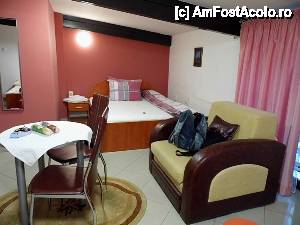 [P07] Camera la o primă vedere. În dreapta, fotoliul care se transformă în pat. În fundal, patul matrimonial, comod, nu am ce spune.  » foto by ariciu*
 - 
<span class="allrVoted glyphicon glyphicon-heart hidden" id="av481241"></span>
<a class="m-l-10 hidden" id="sv481241" onclick="voting_Foto_DelVot(,481241,15135)" role="button">șterge vot <span class="glyphicon glyphicon-remove"></span></a>
<a id="v9481241" class=" c-red"  onclick="voting_Foto_SetVot(481241)" role="button"><span class="glyphicon glyphicon-heart-empty"></span> <b>LIKE</b> = Votează poza</a> <img class="hidden"  id="f481241W9" src="/imagini/loader.gif" border="0" /><span class="AjErrMes hidden" id="e481241ErM"></span>