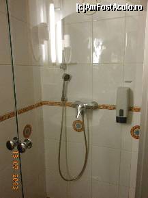 [P21] Tähetorni Hotell - Tallinn, camera 9, cabina de duş şi dotările ei.  » foto by iulianic
 - 
<span class="allrVoted glyphicon glyphicon-heart hidden" id="av461549"></span>
<a class="m-l-10 hidden" id="sv461549" onclick="voting_Foto_DelVot(,461549,15251)" role="button">șterge vot <span class="glyphicon glyphicon-remove"></span></a>
<a id="v9461549" class=" c-red"  onclick="voting_Foto_SetVot(461549)" role="button"><span class="glyphicon glyphicon-heart-empty"></span> <b>LIKE</b> = Votează poza</a> <img class="hidden"  id="f461549W9" src="/imagini/loader.gif" border="0" /><span class="AjErrMes hidden" id="e461549ErM"></span>
