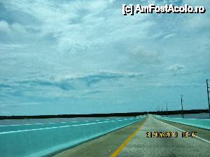 [P01] US1, pe drum de la Miami la Key West, in stanga oceanul Atlantic, dreapta golful Mexic, poza este luata in timp ce conduceam, asa ca asta este » foto by drumet
 - 
<span class="allrVoted glyphicon glyphicon-heart hidden" id="av484702"></span>
<a class="m-l-10 hidden" id="sv484702" onclick="voting_Foto_DelVot(,484702,15416)" role="button">șterge vot <span class="glyphicon glyphicon-remove"></span></a>
<a id="v9484702" class=" c-red"  onclick="voting_Foto_SetVot(484702)" role="button"><span class="glyphicon glyphicon-heart-empty"></span> <b>LIKE</b> = Votează poza</a> <img class="hidden"  id="f484702W9" src="/imagini/loader.gif" border="0" /><span class="AjErrMes hidden" id="e484702ErM"></span>
