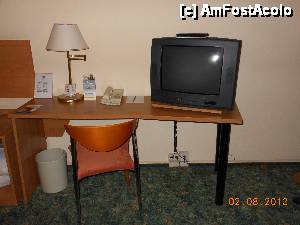 [P12] Hotel Comfort Lichtenberg - Berlin, camera 06.09. Biroul cu lampă, telefon şi televizor.  » foto by iulianic
 - 
<span class="allrVoted glyphicon glyphicon-heart hidden" id="av468374"></span>
<a class="m-l-10 hidden" id="sv468374" onclick="voting_Foto_DelVot(,468374,15422)" role="button">șterge vot <span class="glyphicon glyphicon-remove"></span></a>
<a id="v9468374" class=" c-red"  onclick="voting_Foto_SetVot(468374)" role="button"><span class="glyphicon glyphicon-heart-empty"></span> <b>LIKE</b> = Votează poza</a> <img class="hidden"  id="f468374W9" src="/imagini/loader.gif" border="0" /><span class="AjErrMes hidden" id="e468374ErM"></span>