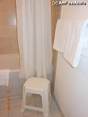 [P22] Hotel Comfort Lichtenberg - Berlin. Camera 06.09, un scăunel în baie.  » foto by iulianic
 - 
<span class="allrVoted glyphicon glyphicon-heart hidden" id="av468394"></span>
<a class="m-l-10 hidden" id="sv468394" onclick="voting_Foto_DelVot(,468394,15422)" role="button">șterge vot <span class="glyphicon glyphicon-remove"></span></a>
<a id="v9468394" class=" c-red"  onclick="voting_Foto_SetVot(468394)" role="button"><span class="glyphicon glyphicon-heart-empty"></span> <b>LIKE</b> = Votează poza</a> <img class="hidden"  id="f468394W9" src="/imagini/loader.gif" border="0" /><span class="AjErrMes hidden" id="e468394ErM"></span>