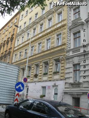 [P01] Hotelul Royal Plaza din Praga - clădirea galbenă - aflat în strada Rimska nr. 4, chiar în spatele Muzeului Național, la câțiva pași de centru, de stația de metrou și cea de tramvai și autobuz.  » foto by Zina
 - 
<span class="allrVoted glyphicon glyphicon-heart hidden" id="av473804"></span>
<a class="m-l-10 hidden" id="sv473804" onclick="voting_Foto_DelVot(,473804,15557)" role="button">șterge vot <span class="glyphicon glyphicon-remove"></span></a>
<a id="v9473804" class=" c-red"  onclick="voting_Foto_SetVot(473804)" role="button"><span class="glyphicon glyphicon-heart-empty"></span> <b>LIKE</b> = Votează poza</a> <img class="hidden"  id="f473804W9" src="/imagini/loader.gif" border="0" /><span class="AjErrMes hidden" id="e473804ErM"></span>