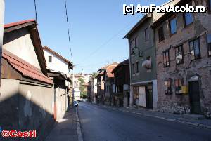 [P17] Spre deosebire de clădirea hotelului Telal, celelalte din jur sunt vechi, unele chiar într-o stare de degradare. Aici, o imagine pe strada Kasima Efendije Dobrače, luată chiar din faţa hotelului Telal.  » foto by Costi
 - 
<span class="allrVoted glyphicon glyphicon-heart hidden" id="av476183"></span>
<a class="m-l-10 hidden" id="sv476183" onclick="voting_Foto_DelVot(,476183,15600)" role="button">șterge vot <span class="glyphicon glyphicon-remove"></span></a>
<a id="v9476183" class=" c-red"  onclick="voting_Foto_SetVot(476183)" role="button"><span class="glyphicon glyphicon-heart-empty"></span> <b>LIKE</b> = Votează poza</a> <img class="hidden"  id="f476183W9" src="/imagini/loader.gif" border="0" /><span class="AjErrMes hidden" id="e476183ErM"></span>