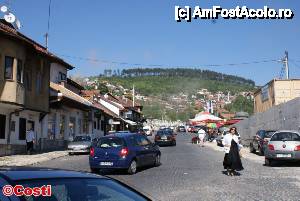 [P02] Piaţa Kovači. Pe partea stângă, indicatorul dreptunghiular alb ne îndrumă spre hotelul Telal.  » foto by Costi
 - 
<span class="allrVoted glyphicon glyphicon-heart hidden" id="av476164"></span>
<a class="m-l-10 hidden" id="sv476164" onclick="voting_Foto_DelVot(,476164,15600)" role="button">șterge vot <span class="glyphicon glyphicon-remove"></span></a>
<a id="v9476164" class=" c-red"  onclick="voting_Foto_SetVot(476164)" role="button"><span class="glyphicon glyphicon-heart-empty"></span> <b>LIKE</b> = Votează poza</a> <img class="hidden"  id="f476164W9" src="/imagini/loader.gif" border="0" /><span class="AjErrMes hidden" id="e476164ErM"></span>