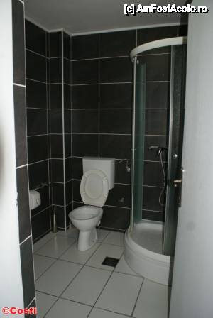 [P07] Baia camerei în care am stat la hotelul Telal.  » foto by Costi
 - 
<span class="allrVoted glyphicon glyphicon-heart hidden" id="av476171"></span>
<a class="m-l-10 hidden" id="sv476171" onclick="voting_Foto_DelVot(,476171,15600)" role="button">șterge vot <span class="glyphicon glyphicon-remove"></span></a>
<a id="v9476171" class=" c-red"  onclick="voting_Foto_SetVot(476171)" role="button"><span class="glyphicon glyphicon-heart-empty"></span> <b>LIKE</b> = Votează poza</a> <img class="hidden"  id="f476171W9" src="/imagini/loader.gif" border="0" /><span class="AjErrMes hidden" id="e476171ErM"></span>