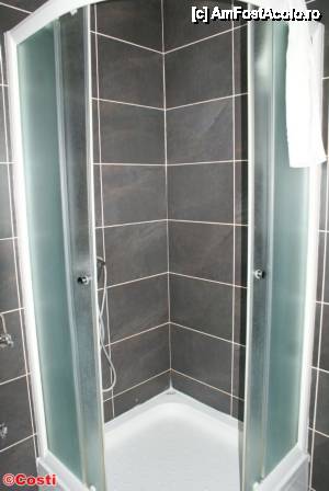 [P08] Baia camerei în care am stat la hotelul Telal dispune de cabină de duş.  » foto by Costi
 - 
<span class="allrVoted glyphicon glyphicon-heart hidden" id="av476172"></span>
<a class="m-l-10 hidden" id="sv476172" onclick="voting_Foto_DelVot(,476172,15600)" role="button">șterge vot <span class="glyphicon glyphicon-remove"></span></a>
<a id="v9476172" class=" c-red"  onclick="voting_Foto_SetVot(476172)" role="button"><span class="glyphicon glyphicon-heart-empty"></span> <b>LIKE</b> = Votează poza</a> <img class="hidden"  id="f476172W9" src="/imagini/loader.gif" border="0" /><span class="AjErrMes hidden" id="e476172ErM"></span>