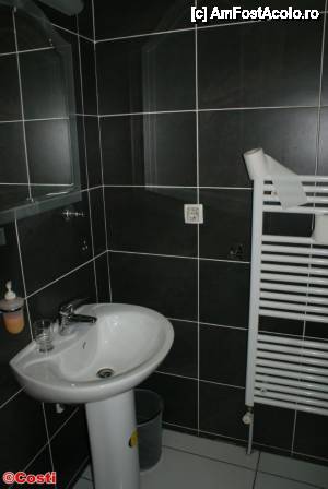 [P09] Din păcate, baia mai avea şi carenţe. Astfel, în lipsa suportului de hârtie igienică, aceasta era pusă aşa cum se vede.  » foto by Costi
 - 
<span class="allrVoted glyphicon glyphicon-heart hidden" id="av476173"></span>
<a class="m-l-10 hidden" id="sv476173" onclick="voting_Foto_DelVot(,476173,15600)" role="button">șterge vot <span class="glyphicon glyphicon-remove"></span></a>
<a id="v9476173" class=" c-red"  onclick="voting_Foto_SetVot(476173)" role="button"><span class="glyphicon glyphicon-heart-empty"></span> <b>LIKE</b> = Votează poza</a> <img class="hidden"  id="f476173W9" src="/imagini/loader.gif" border="0" /><span class="AjErrMes hidden" id="e476173ErM"></span>