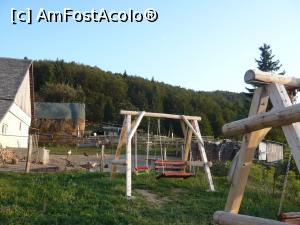 [P10] Parte din curte si gospodarie. Padurea e la doi pasi.  » foto by HFbraila
 - 
<span class="allrVoted glyphicon glyphicon-heart hidden" id="av789063"></span>
<a class="m-l-10 hidden" id="sv789063" onclick="voting_Foto_DelVot(,789063,15609)" role="button">șterge vot <span class="glyphicon glyphicon-remove"></span></a>
<a id="v9789063" class=" c-red"  onclick="voting_Foto_SetVot(789063)" role="button"><span class="glyphicon glyphicon-heart-empty"></span> <b>LIKE</b> = Votează poza</a> <img class="hidden"  id="f789063W9" src="/imagini/loader.gif" border="0" /><span class="AjErrMes hidden" id="e789063ErM"></span>